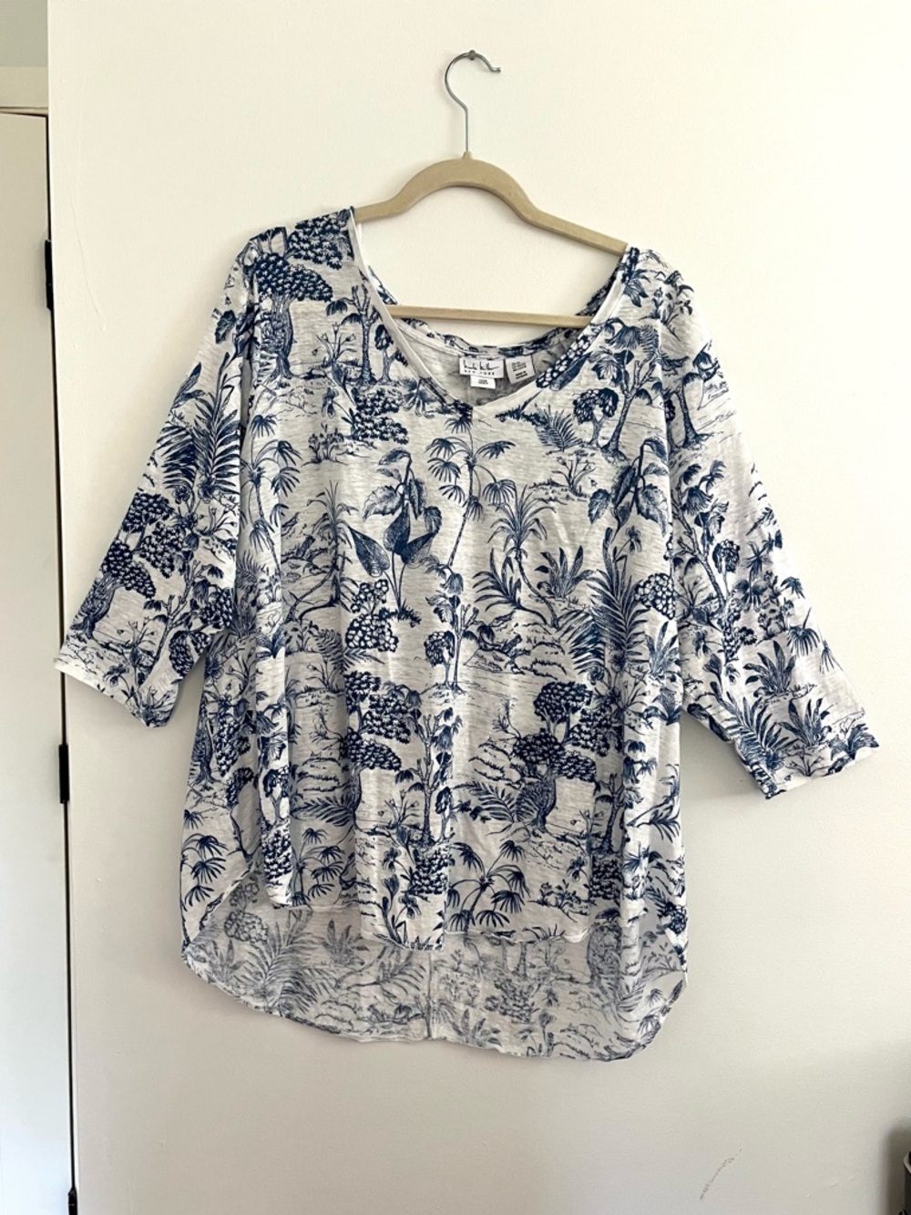 Nicole Miller 2X Linen Blue & White Tropical Printed V-Neck Women’s Blouse Top